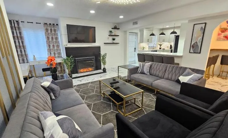 Stylish Duplex walkTO Lake Eola Orlando. Sleeps 8