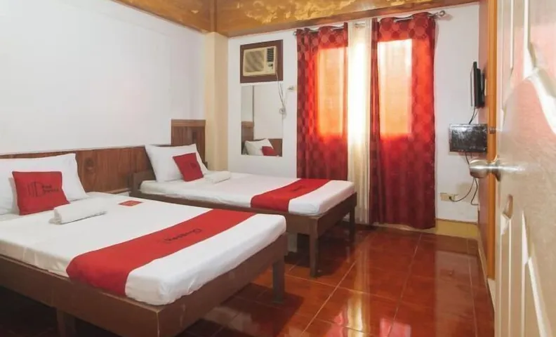 RedDoorz @ Farm Side Hotel Laoag City