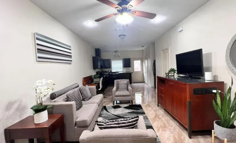 Nest at Hummingbird 3 w King bed free parking Patio