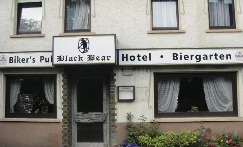 Black Bear Bikers Pub-Hotel