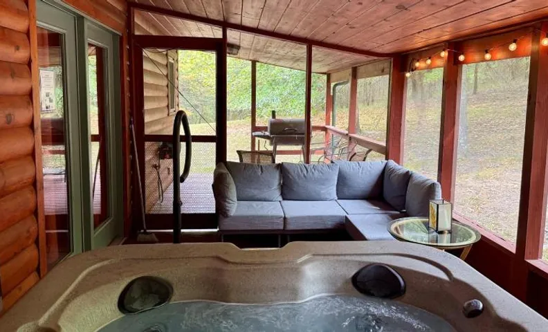 Screened Hot Tub & Peacocks Nearby