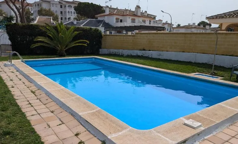 Chalet adosado en Matalascañas con piscina y chimenea, cerca de la playa