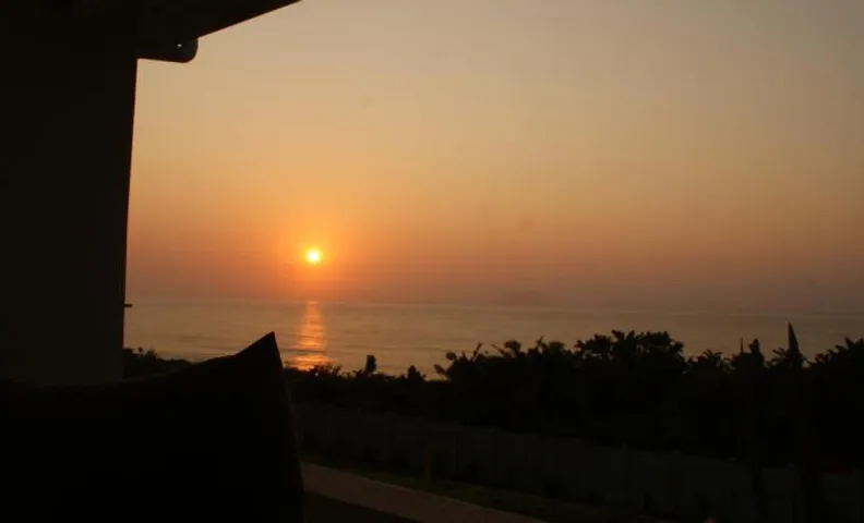 Sea Breeze Ocean Views & Beachside Retreat