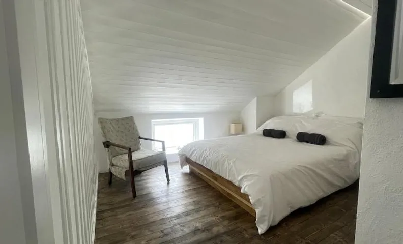Beautiful Lakeside Cottage in Donegal Gaeltacht