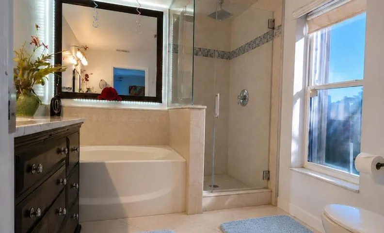 HoneyRoom, Private Entrance, King Suite, FREE Parking