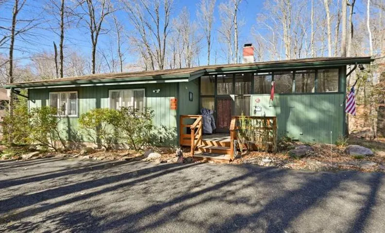 Pocono Pines, Lake Naomi 4 bedrooms, 2 full bath