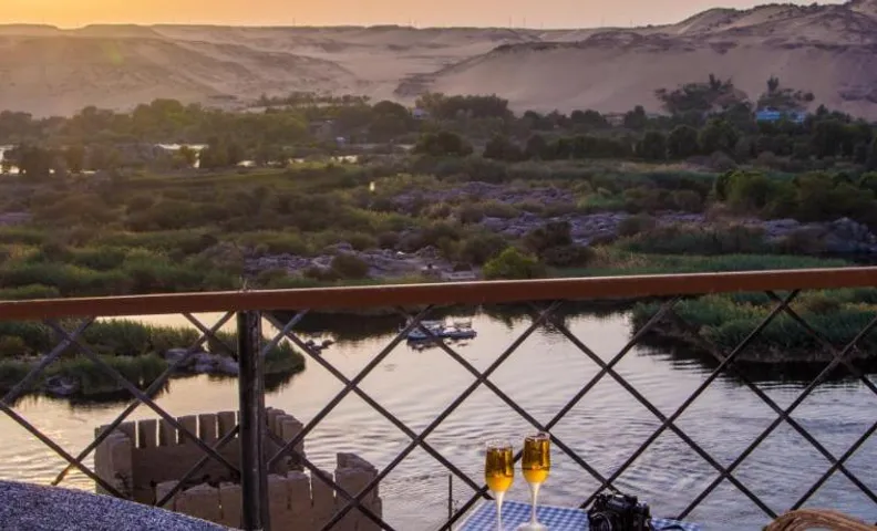ASWAN NILE PALACE (swimming pool-rooftop-Nile view)