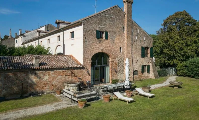 Old Well Country mansion 3200SquareFeet