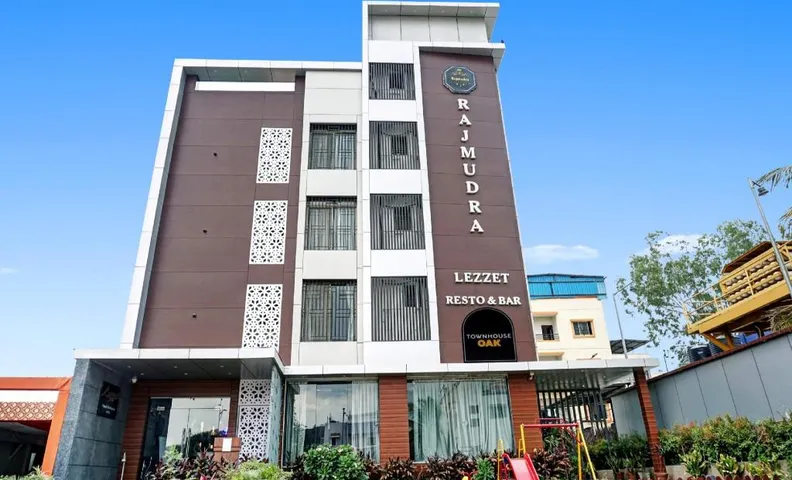 Super Townhouse OAK Hotel Rajmudra
