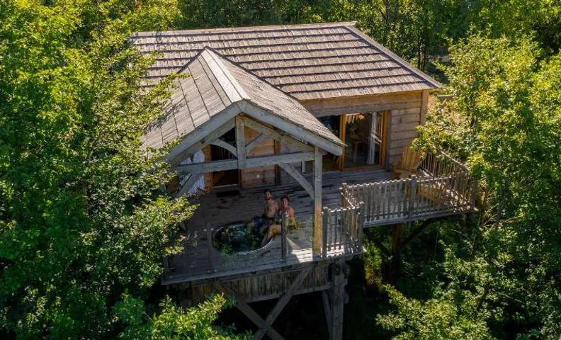 Cabanes du Hérisson, cabanes perchées de standing avec spa