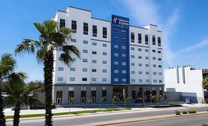 홀리데이 인 익스프레스 앤드 스위트 로스 모치스 센트로 바이 IHG