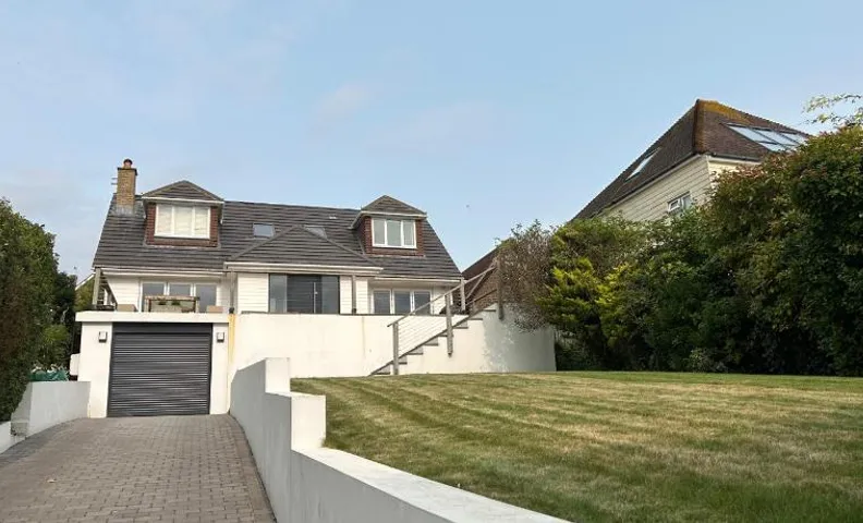Sanctuary by the Sea Large room incl bathroom, direct garden access & free parking