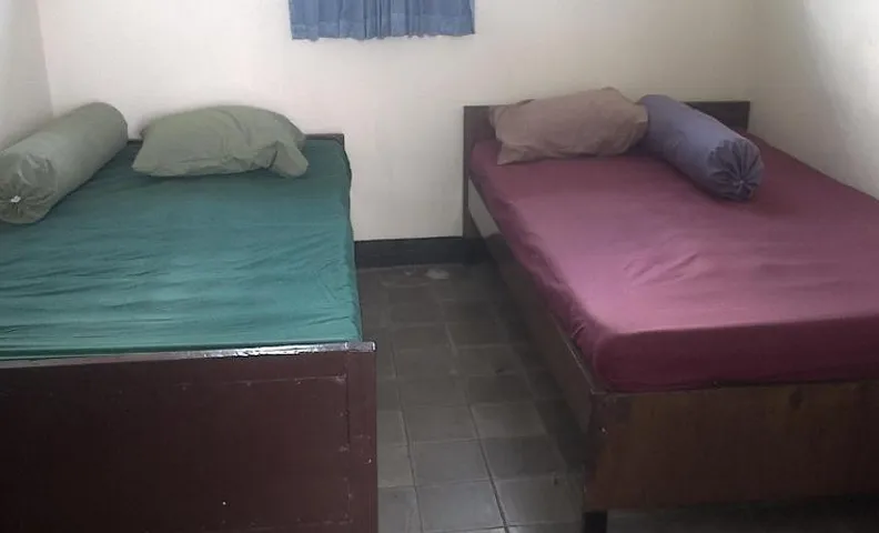 Menginap di rumah tenun Astiti