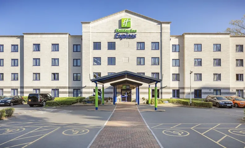 홀리데이 인 익스프레스 풀 바이 IHG