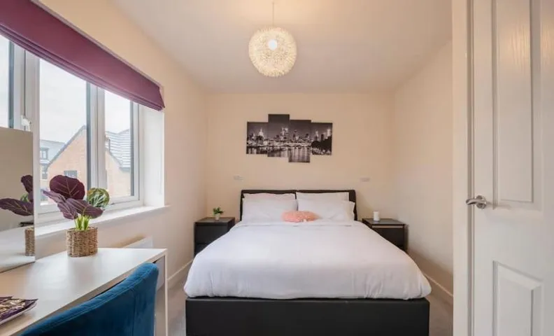 Hemsworth Homestay with Double Bedroom and Private Bathroom