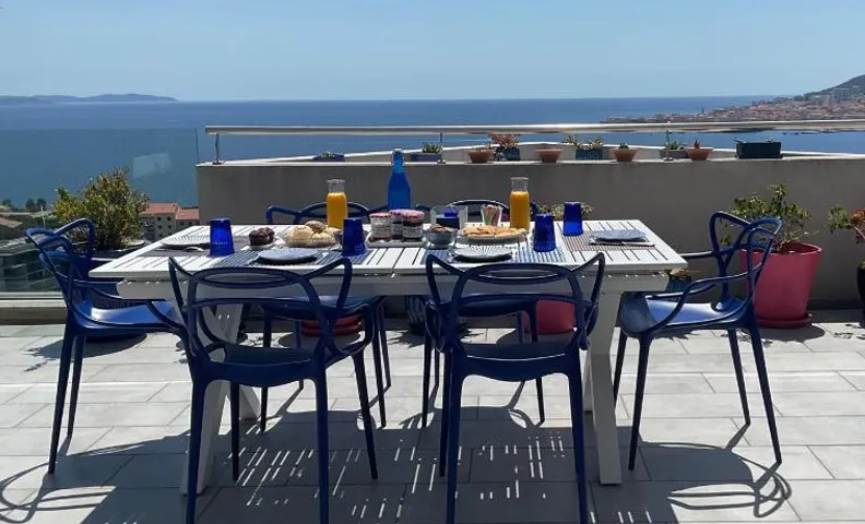 Suite 2 chambres avec vue mer et montagne Petit-déjeuner Proche port & aéroport