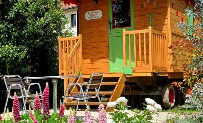 Chambre d'hôte dans Roulotte aménagée tout confort Kitchenette SDB La Fée Favie