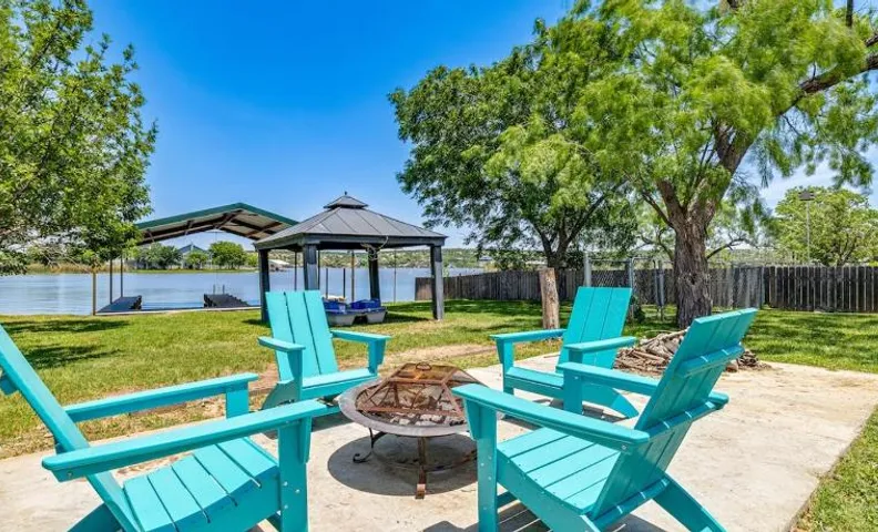 Relaxing Getaway On The Lake