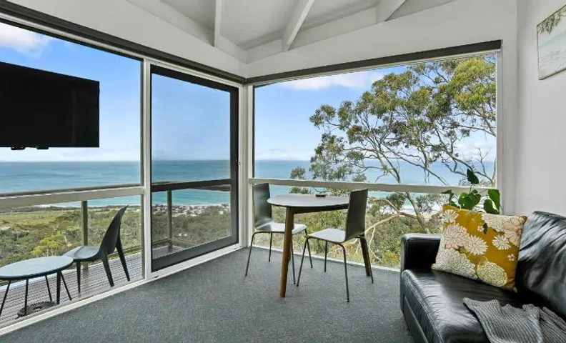 Chris's Beacon Point Restaurant & Villas