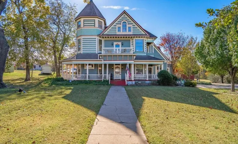 Four Winds Victorian Venue & Suites LLC