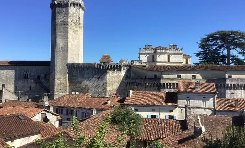 Chambre avec piscine au coeur de Bourdeilles