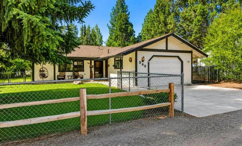 Lazy Meadow - Game On Cozy Cabin with Hot Tub and Pool Table