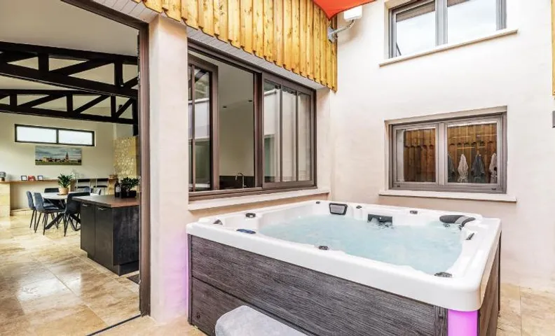 Charmant atelier climatisé avec jacuzzi et parking privé