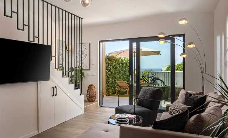 Elegant CASA ARIA with 2 gardens and BBQ facilities