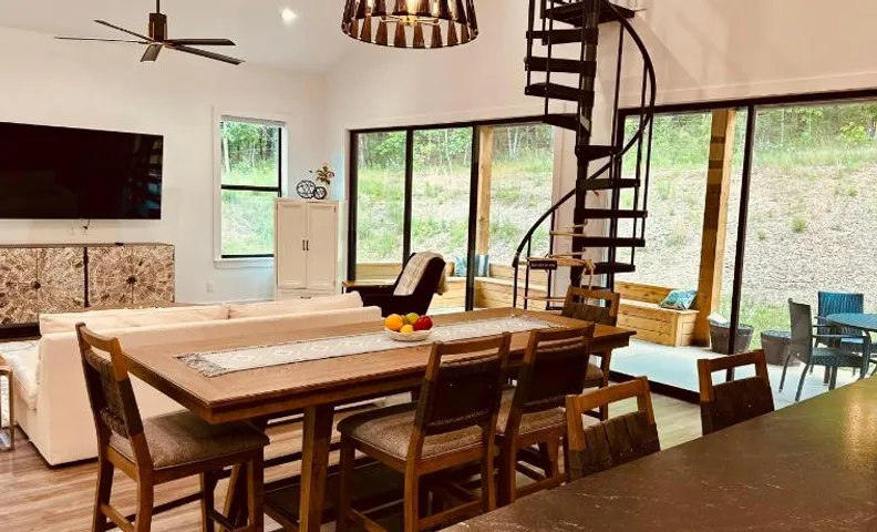 Deluxe Fun House - Pet Friendly