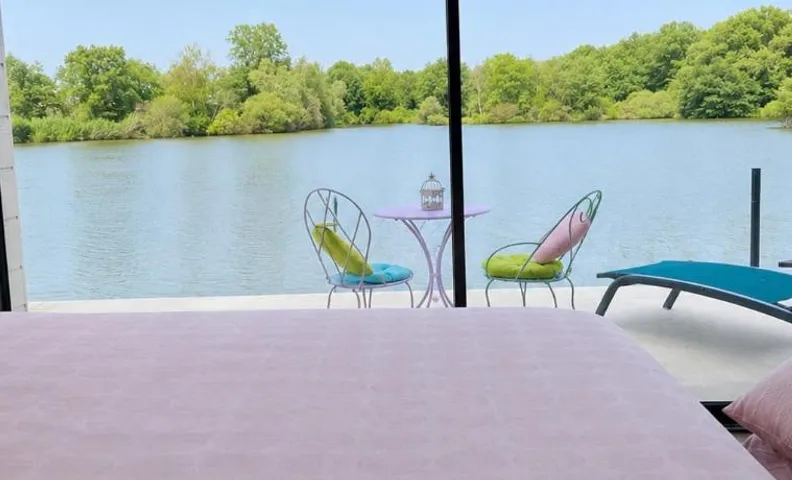 Villa Lilas-Rose au bord d'un étang privé
