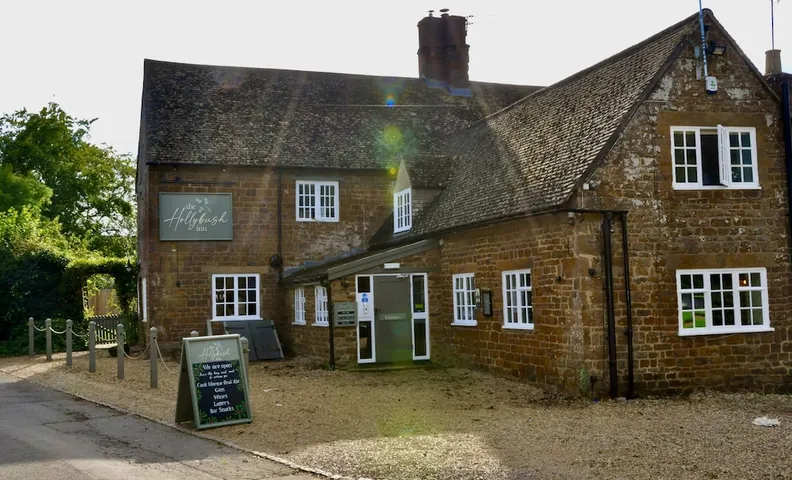 더 홀리부시 인