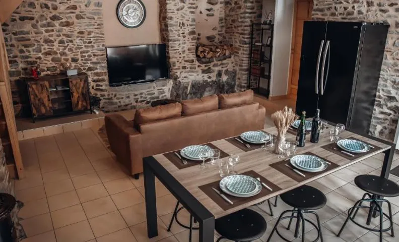 maison quartier médiéval au pied du château FOUGERES