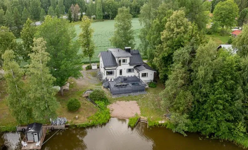 Iso ylellinen villa omalla rannalla! Poreamme sisältyy hintaan!