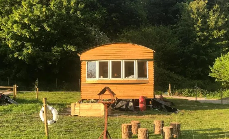 Shepherds Huts Ham Hill, 2 double beds, Bathroom, Lounge, Diner, Kitchen, LOVE dogs & Cats Looking o