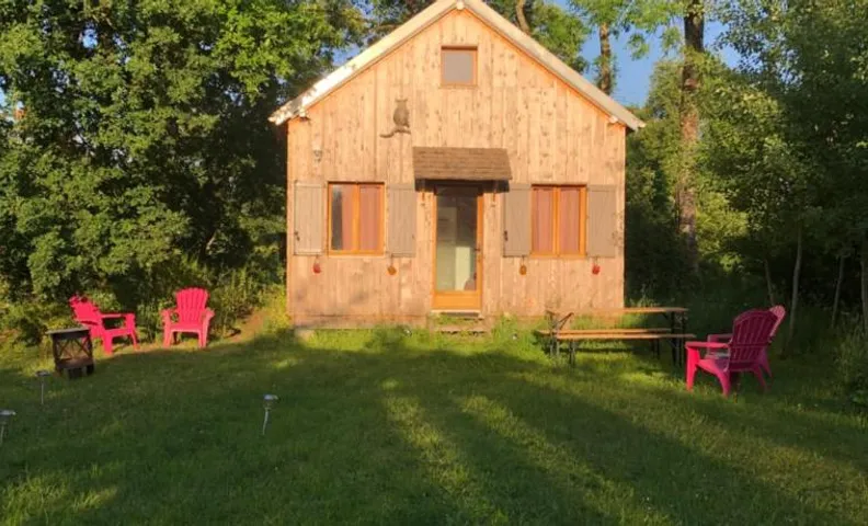 Tiny-House sous les arbres et les oiseaux
