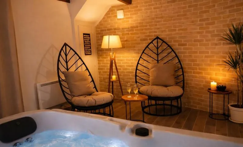 Jacuzzi privatif dans maison de village au calme