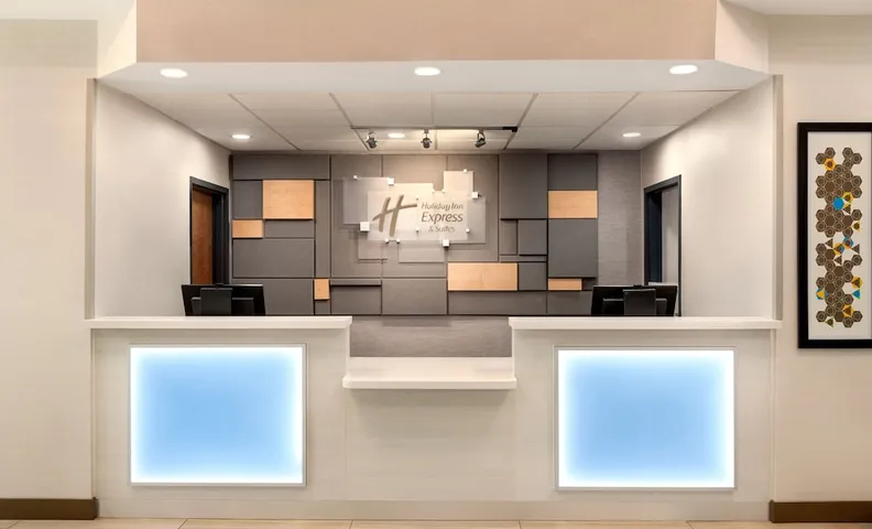 홀리데이 인 익스프레스 앤드 스위트 펨브로크 파인스-셰리던 스트리트 바이 IHG