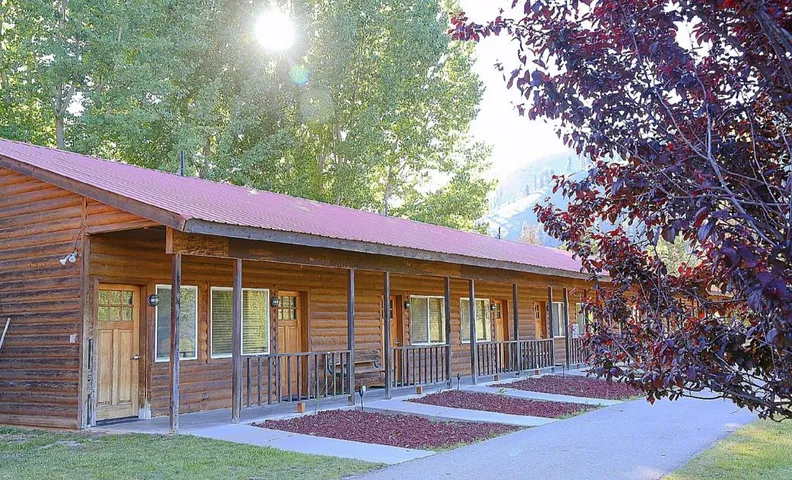 Southfork Lodge - Riverside Inn