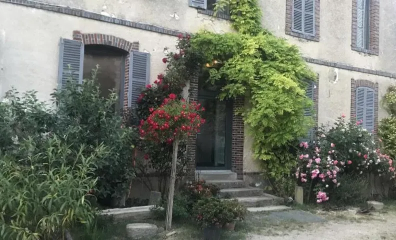 Grand corps de ferme à la rue Messire Etienne 89113 Neuilly Valravillon