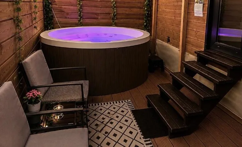 Romantic Tiny House with Private Jacuzzi and Garden between Amsterdam Haarlem and Schiphol Airport
