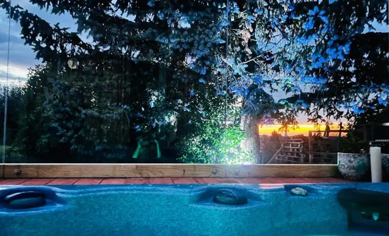 La k abane jacuzzi extérieur chauffée piscine de saison totalement privatisé