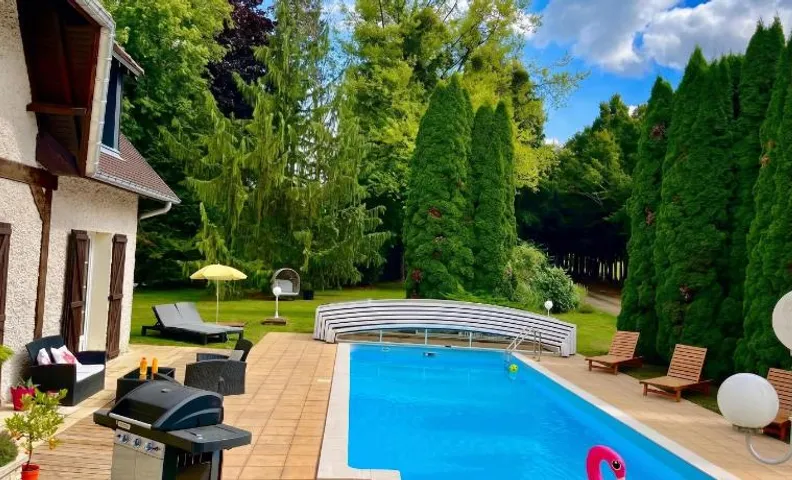 Maison cosy avec piscine à Liffol-le-Grand, 42 m²