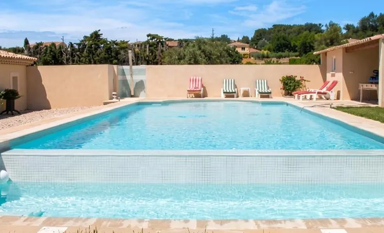 Maison confortable à Aubignan avec piscine partagée