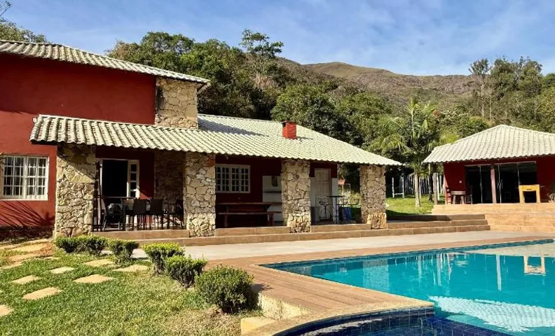 Casa de campo com piscina sala de jogos e trilhas