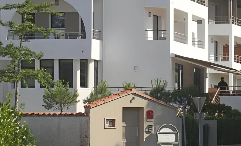 Hotel 202