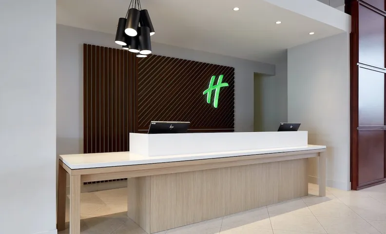 홀리데이 인 & 스위트 몬트리올 에어포트 바이 IHG