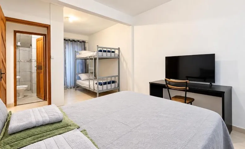 Quarto privado com banheiro compartilhado