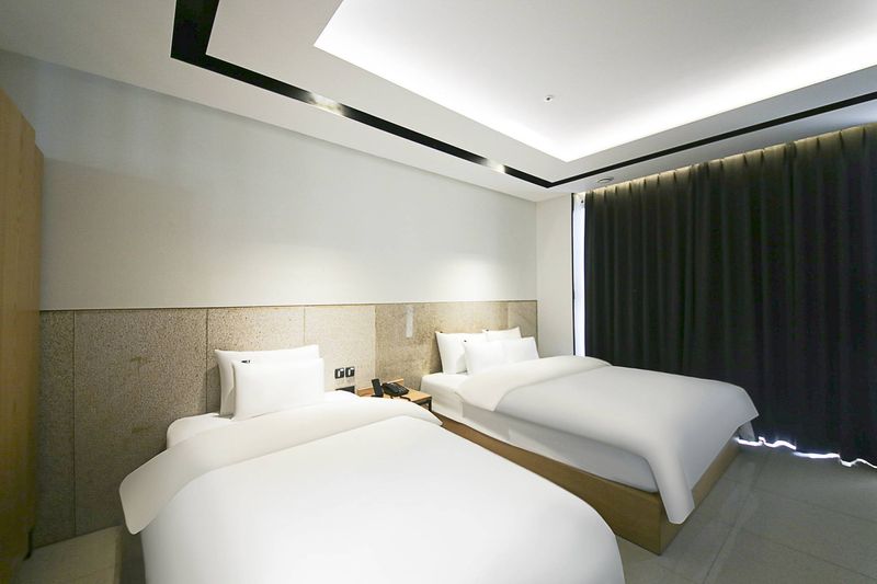 로얄4인실-더블+싱글3개